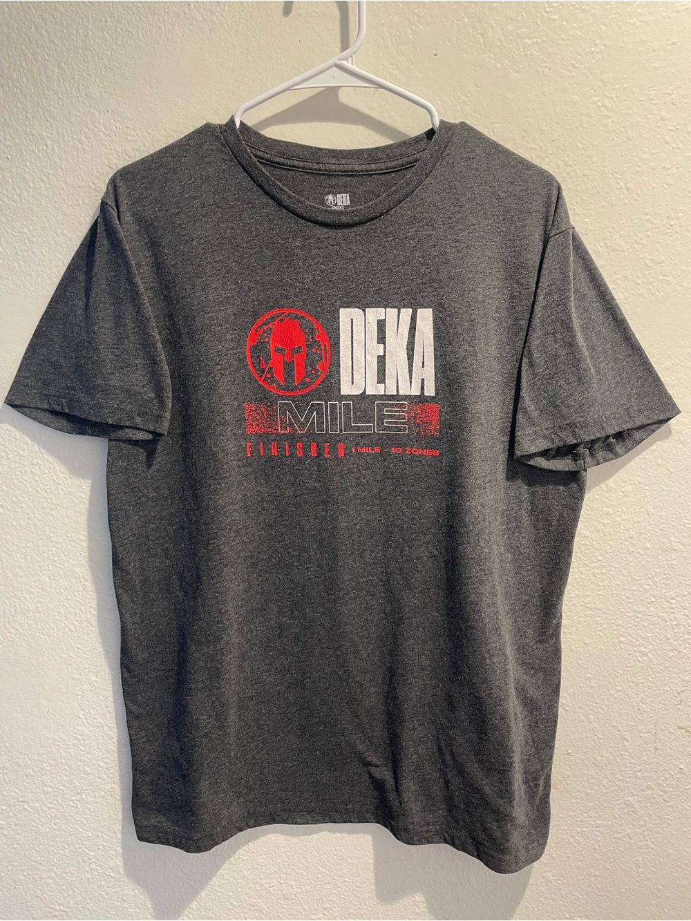 Spartan Race DEKA MILE Finisher Graphic T-Shirt Charcoal Gray Men’s Size L 🏃🏻‍♂️